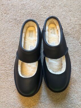 UGG bea Black Mary Jane Slippers with Cream Shearling Lining
